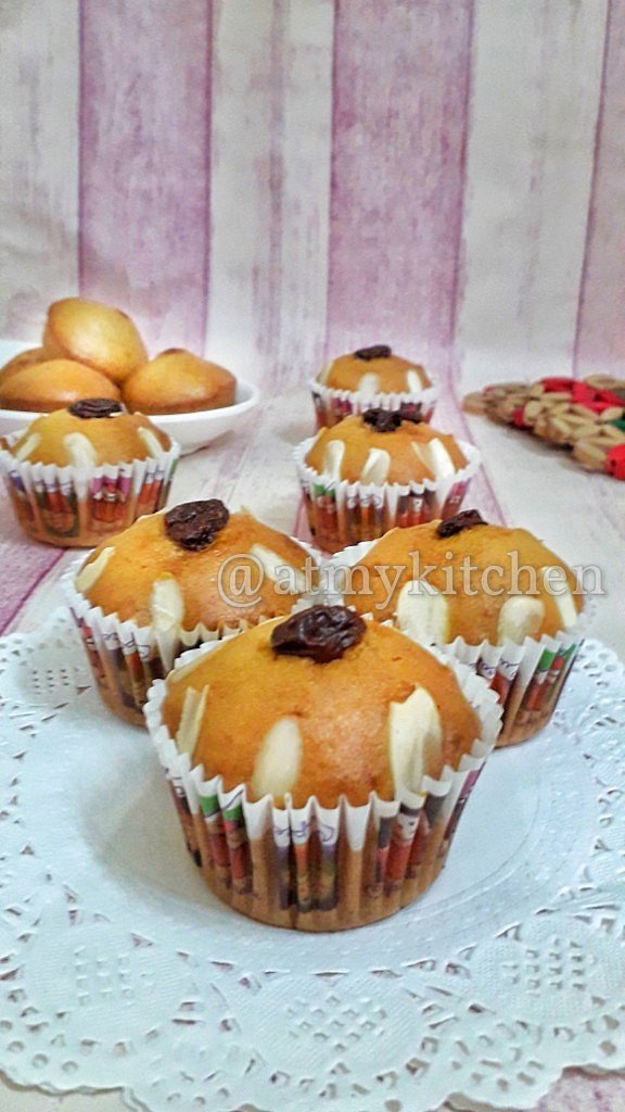 Eggless Vanilla Muffins / Basic Muffins Recipe / Bakery Style Mufffins