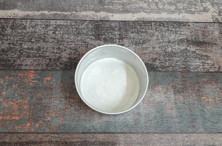 Grease cake tin